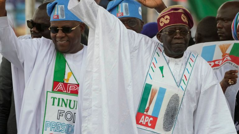 Bola Ahmed Tinubu, candidato presidencial del Partido Progresista del Congreso (R).  Foto: AP
