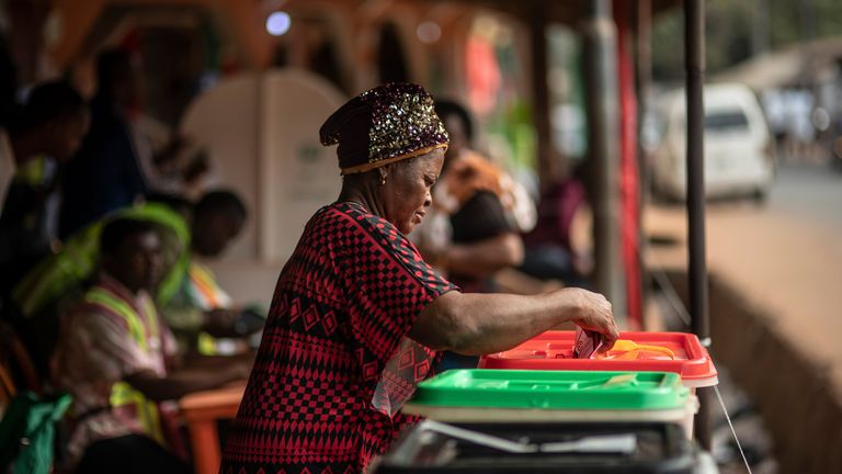 Una mujer emite su voto durante las elecciones en Agulu, Nigeria.  Foto: AP
